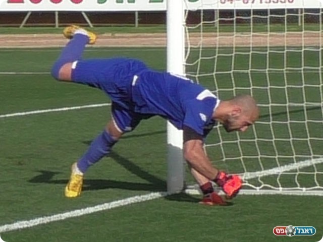 איש המשחק של אזור. למל במופע אקרובטי (שקד מורג)